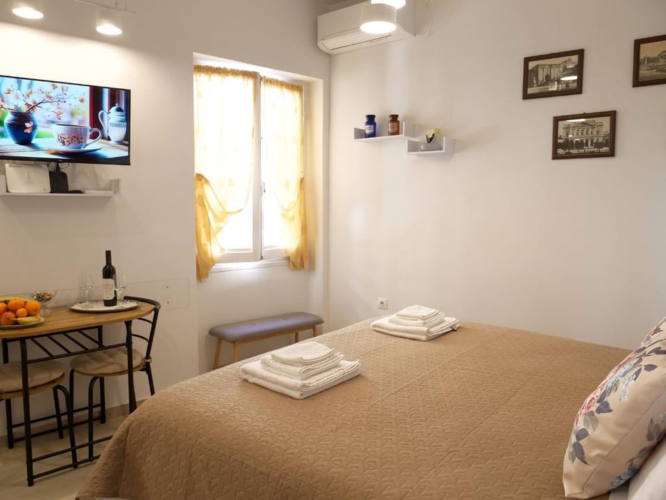 Bed, Photo of the whole room, Dining area, Bedroom