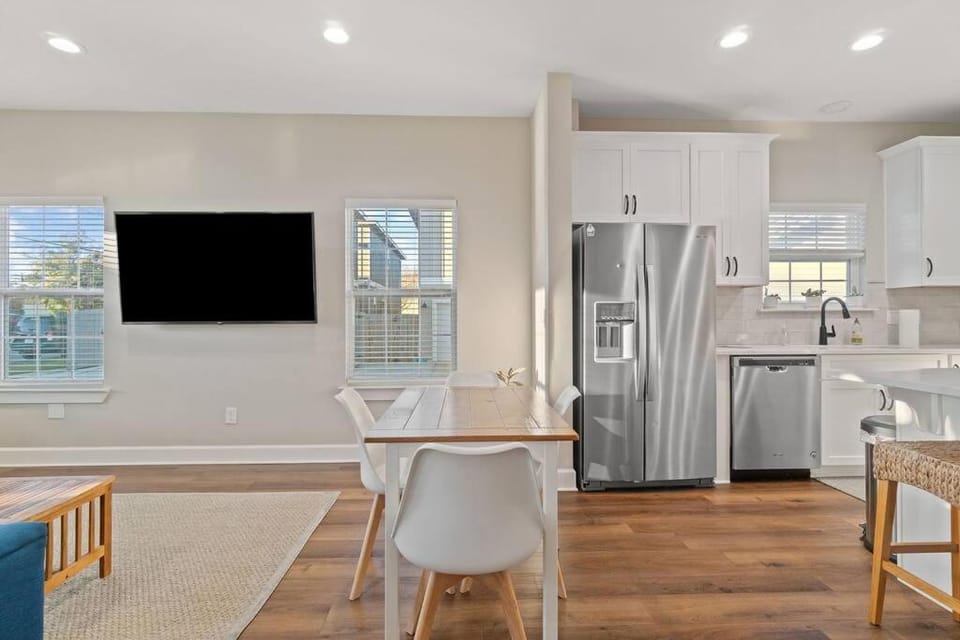 Cheerful 3BR close to downtown + double balcony House in Pensacola