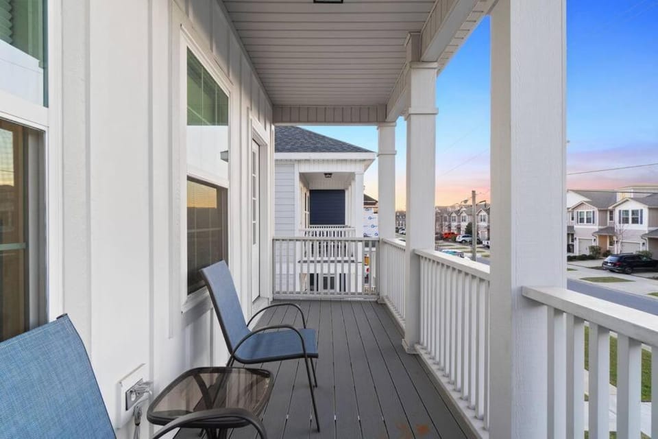 Cheerful 3BR close to downtown + double balcony House in Pensacola