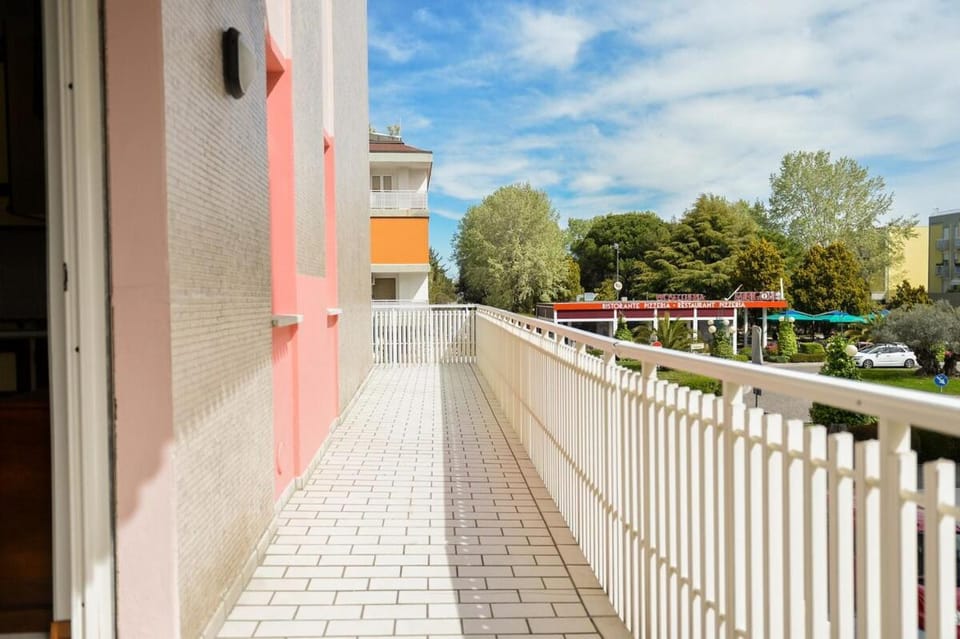 7 posti nel cuore dell'area pedonale con parcheggio Apartment in Bibione