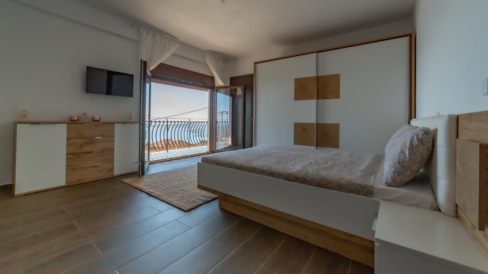 Bed, TV and multimedia, Bedroom