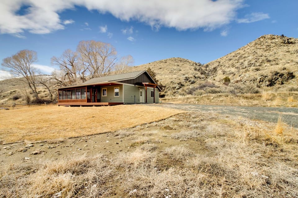 Beautiful Jefferson River Cabin w/ Mountain Views! Cabin in Divide