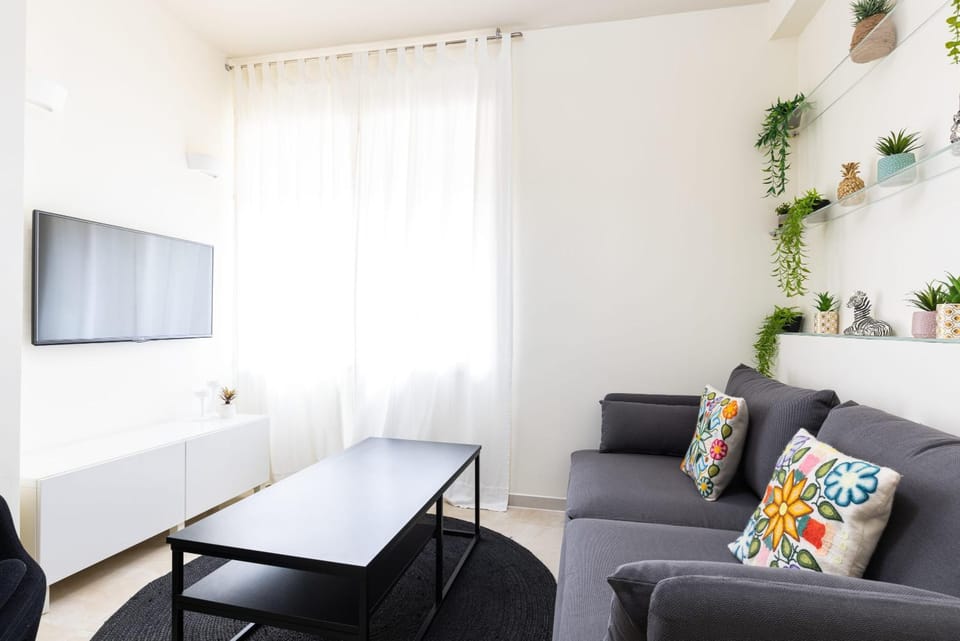 Cosy & Design 2BR near Shuk Hacarmel Apartment in Tel Aviv-Yafo