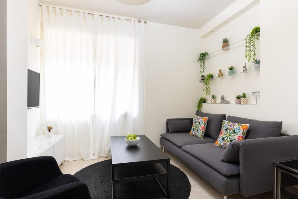 Cosy & Design 2BR near Shuk Hacarmel Apartment in Tel Aviv-Yafo