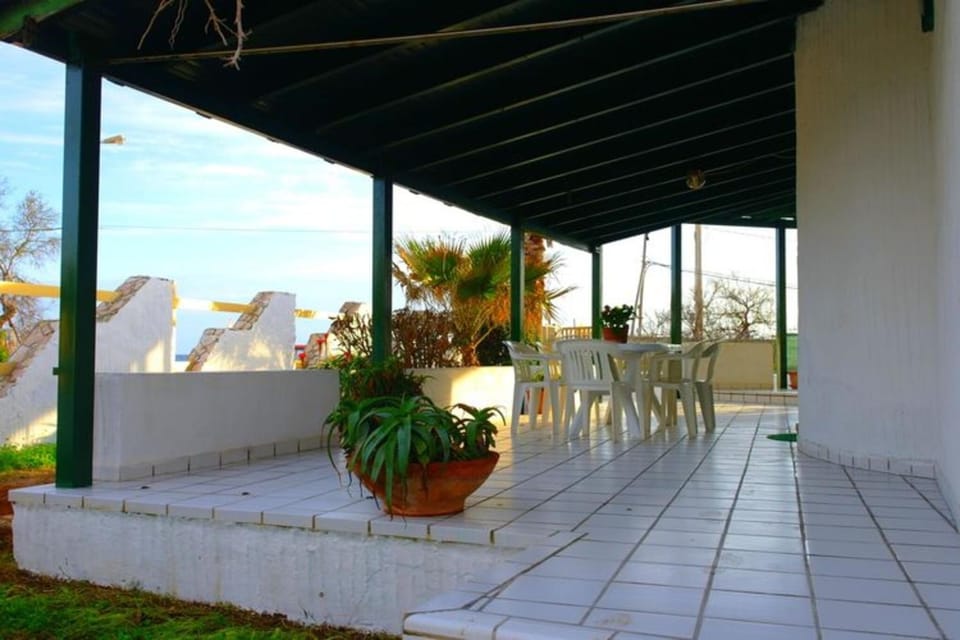 Property building, Balcony/Terrace, Living room