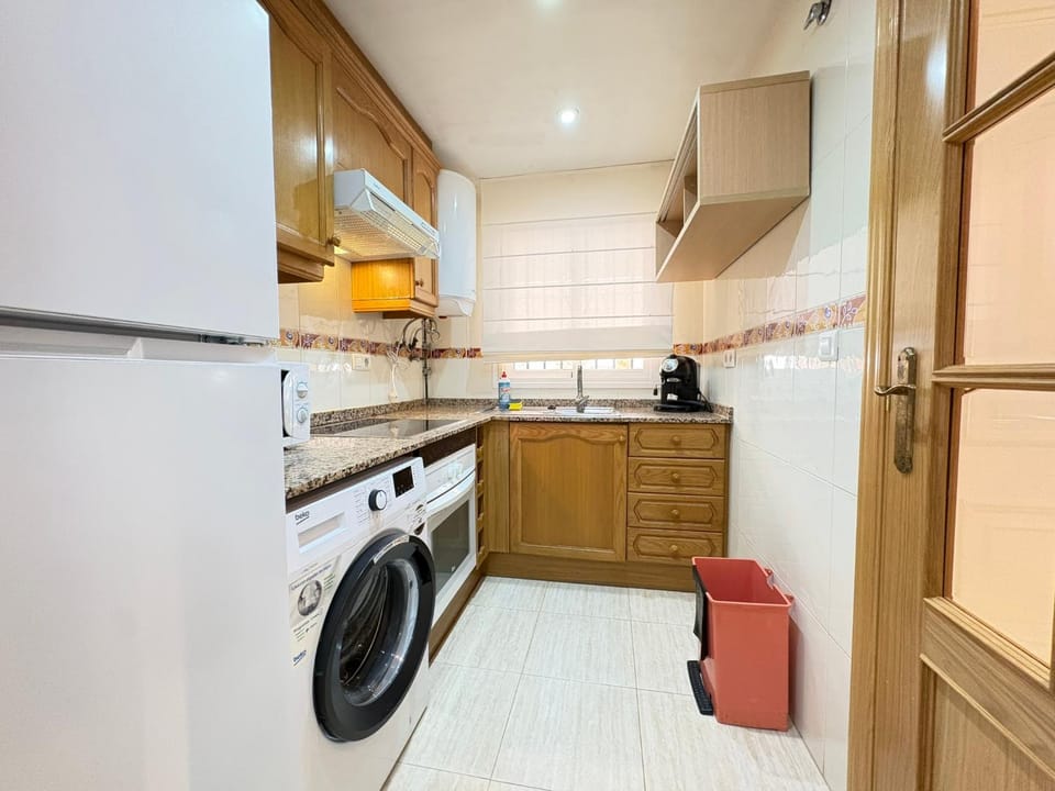 Kitchen or kitchenette, microwave, washing machine