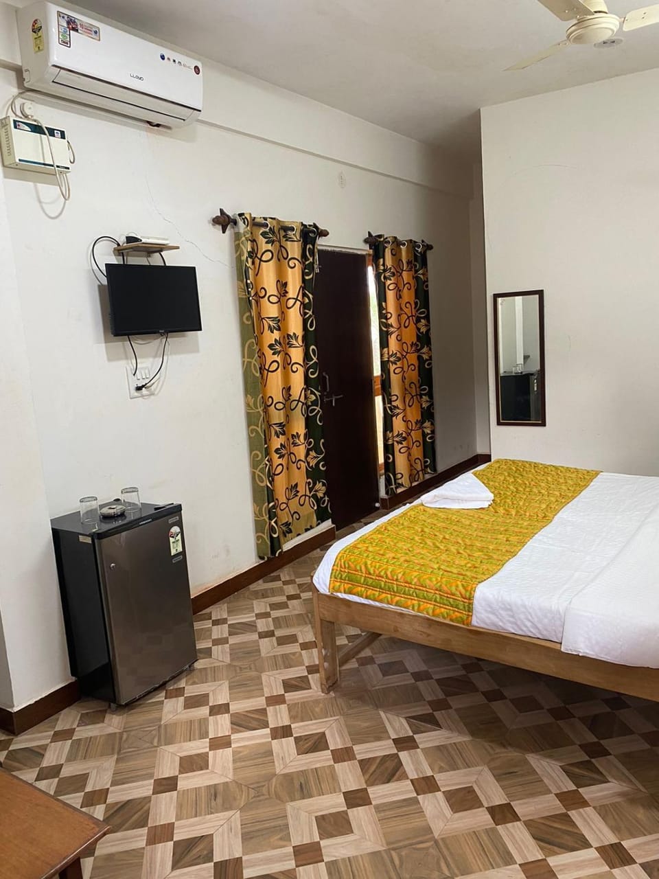 Photo of the whole room, fireplace, wardrobe, air conditioner