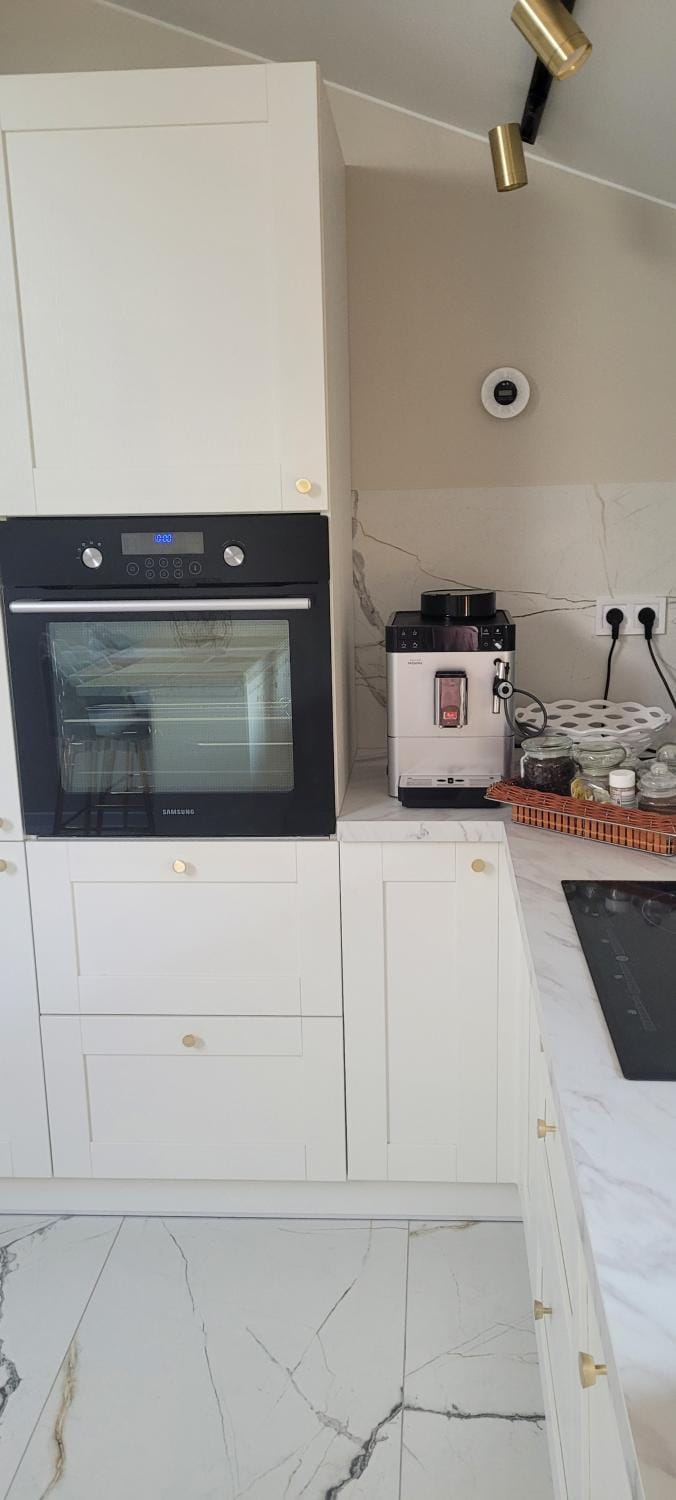 Coffee/tea facilities, oven