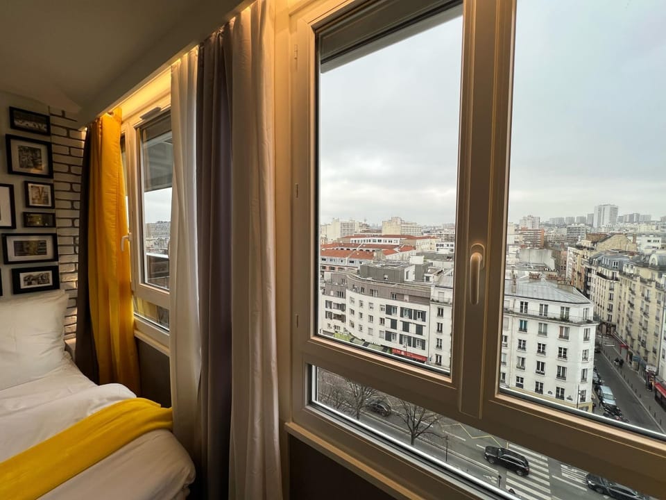 Bedroom, City view