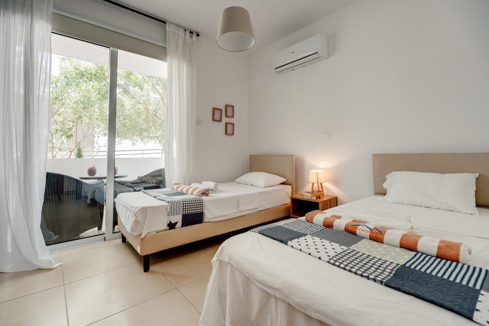 SunnyVillas: 2BR Mythical Apt*Swimming Pool*AK04 Apartment in Paralimni