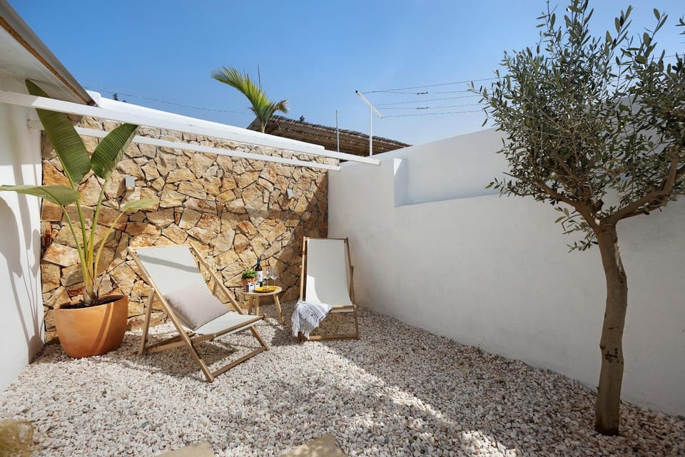 Property building, Balcony/Terrace, Living room