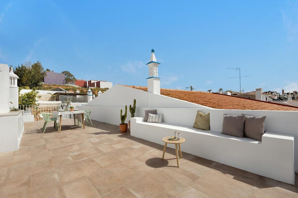 Property building, Balcony/Terrace, Living room