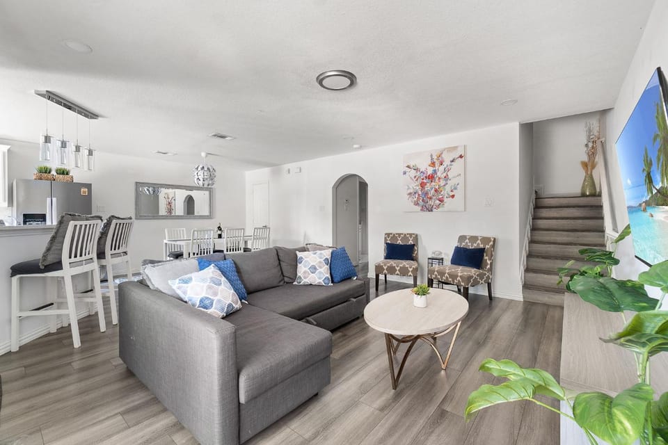 Modern 3 Bedrooms Home Just 5 mins to Deep Ellum House in Dallas