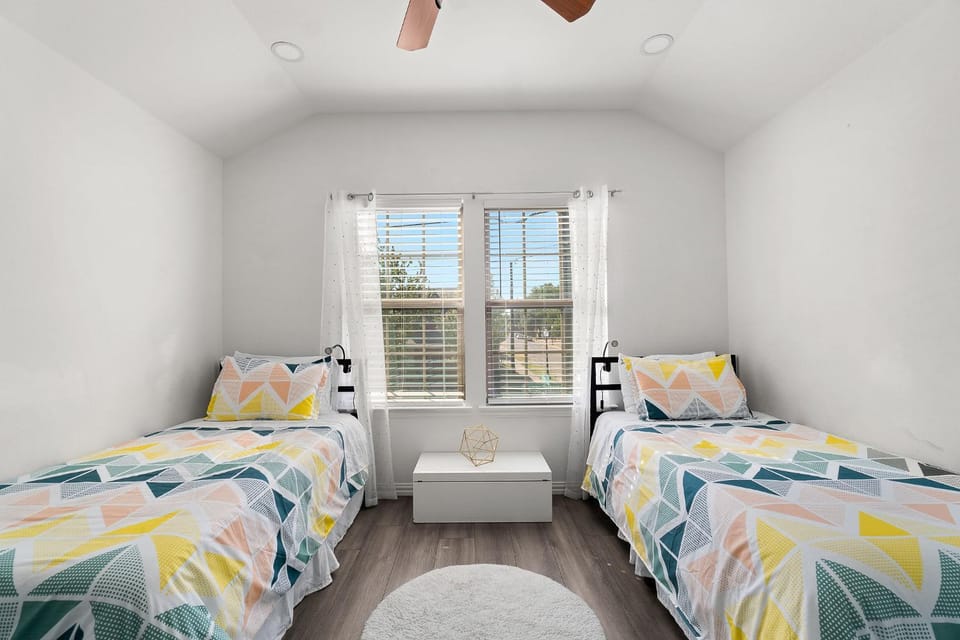 Modern 3 Bedrooms Home Just 5 mins to Deep Ellum House in Dallas