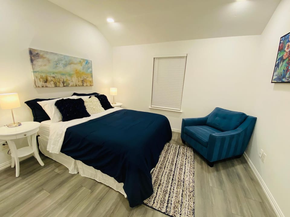 Modern 3 Bedrooms Home Just 5 mins to Deep Ellum House in Dallas