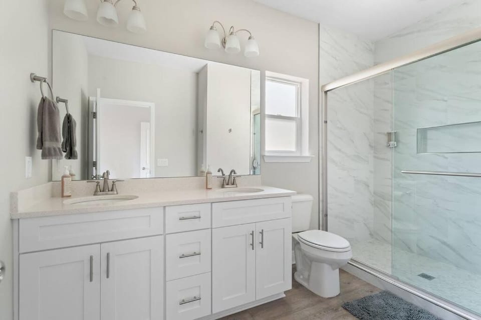 Downtown home + bay views + seafood market House in Sanders Beach