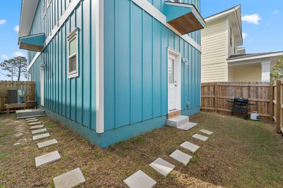 Downtown home + bay views + seafood market House in Sanders Beach