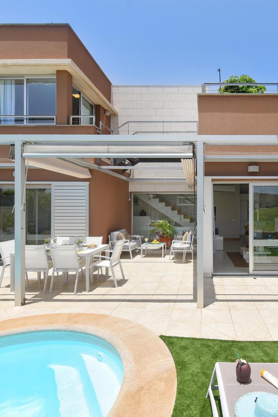 Facade/entrance, Balcony/Terrace, Swimming pool