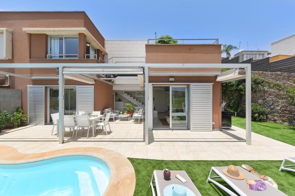 Facade/entrance, Garden, Balcony/Terrace, Dining area, Swimming pool