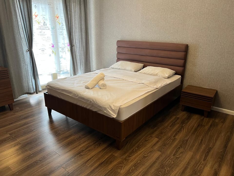 Bed, Bedroom, towels