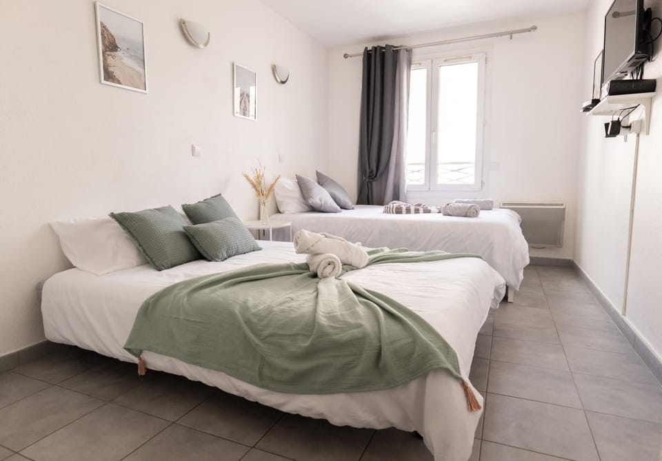 Bed, TV and multimedia, Bedroom