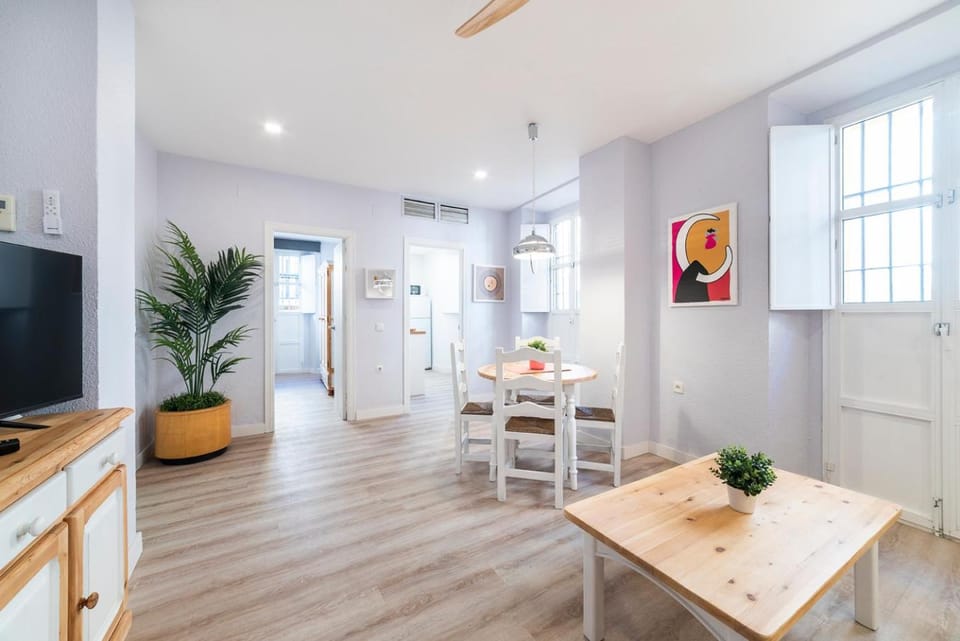 TV and multimedia, Living room, Seating area, Dining area