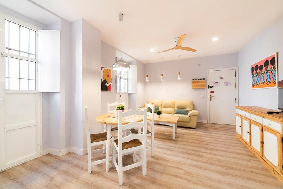 Living room, Seating area, Dining area, fireplace