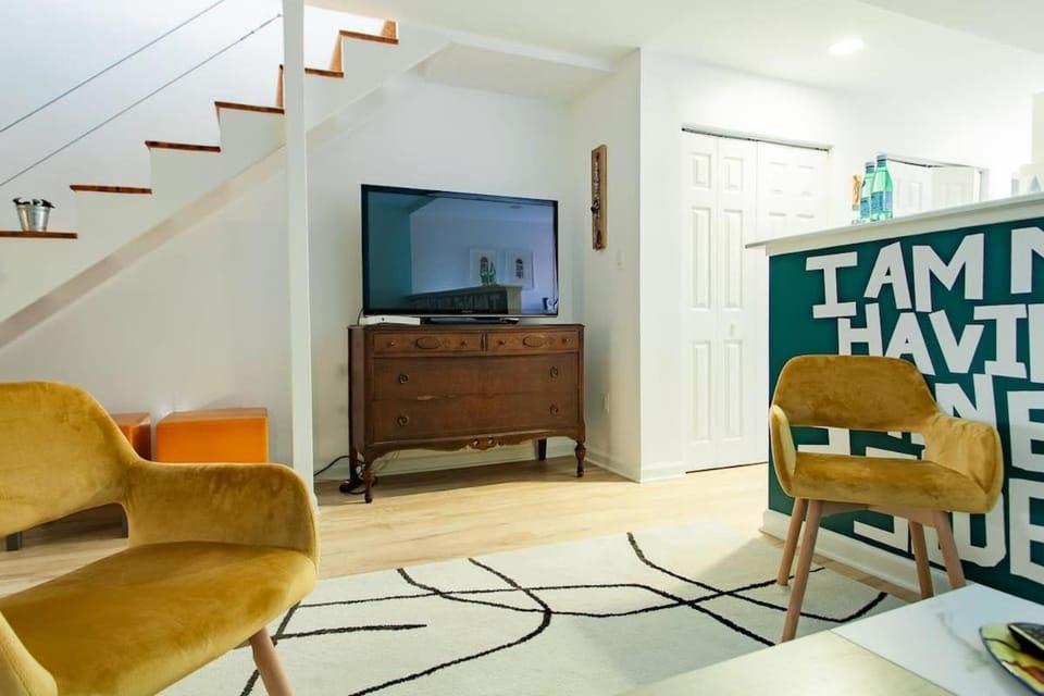 Over the Moon About C Adams Morgan METRO subway Rock Creek Park Apartment in Arlington