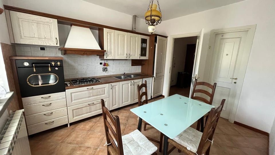 Kitchen or kitchenette, Dining area, pet friendly, stove