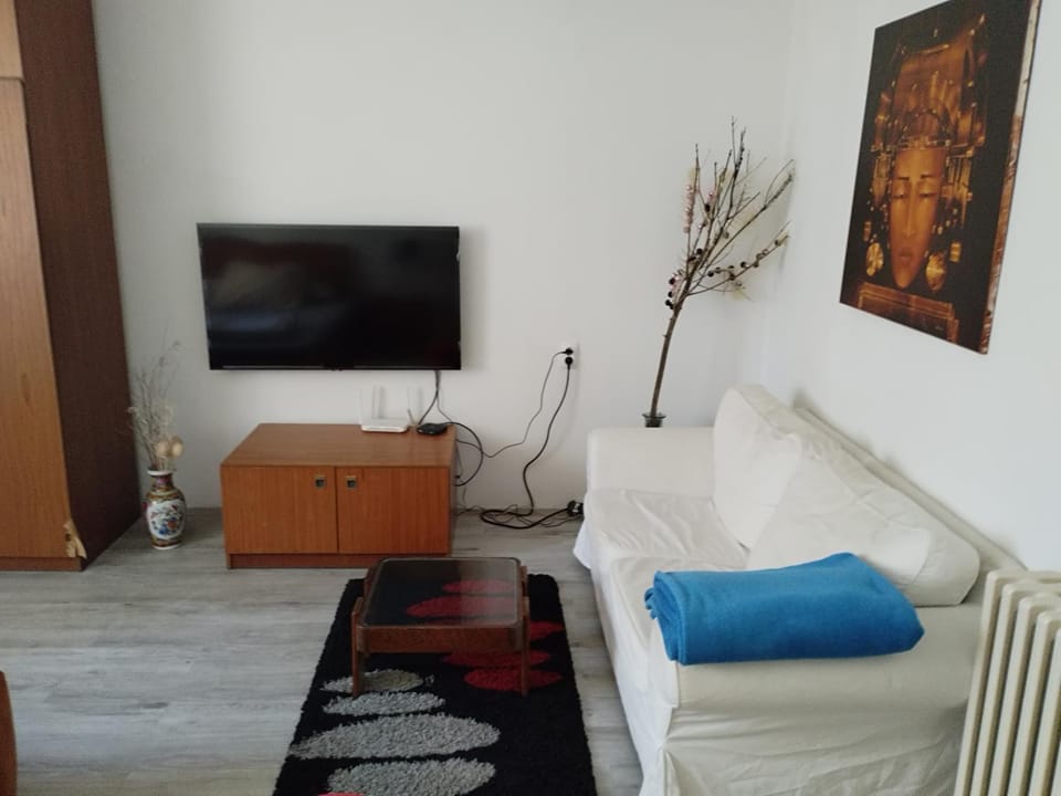 Bed, TV and multimedia, Seating area, Bedroom