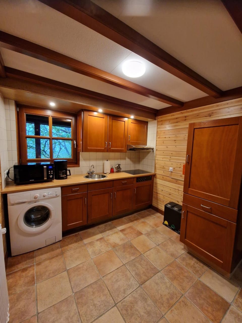 Kitchen or kitchenette, minibar, stove, washing machine