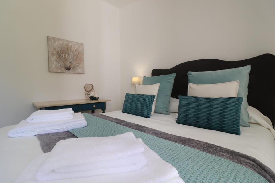 Bed, Photo of the whole room, Decorative detail, Decorative detail, Bedroom, towels