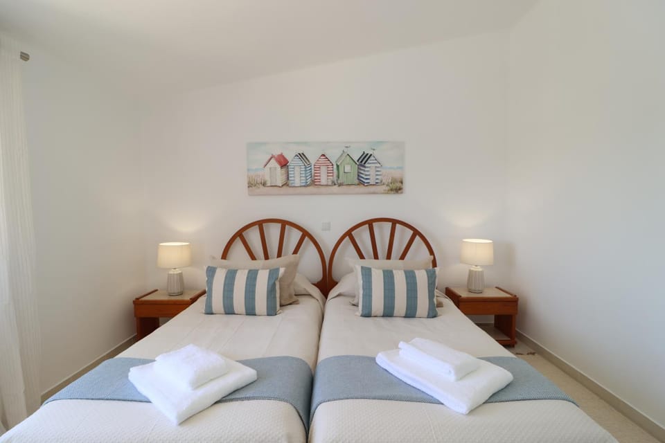 Bed, Photo of the whole room, Decorative detail, Decorative detail, Bedroom, towels