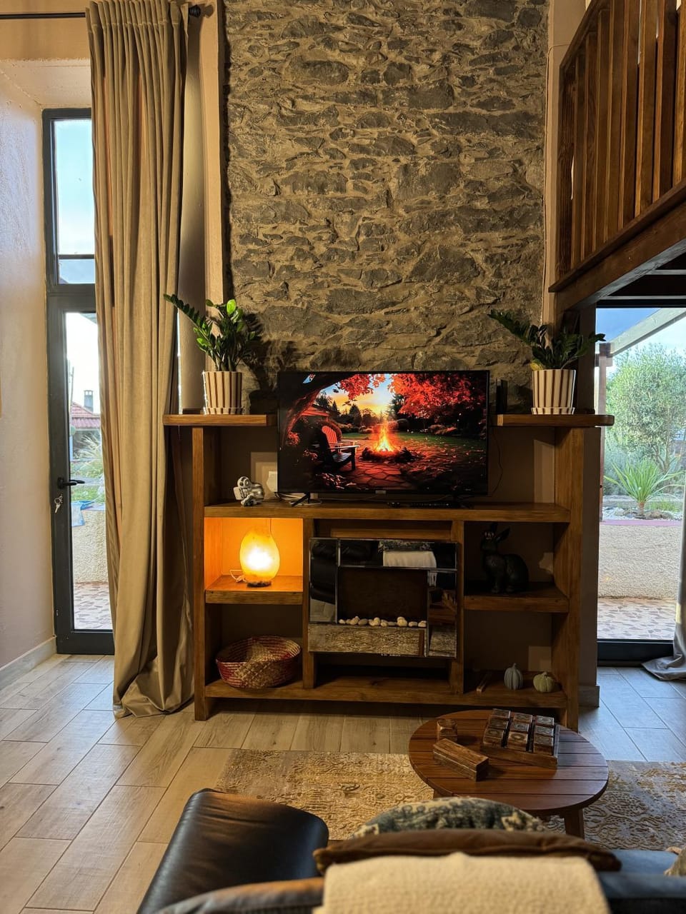 TV and multimedia, Living room, Seating area, Evening entertainment