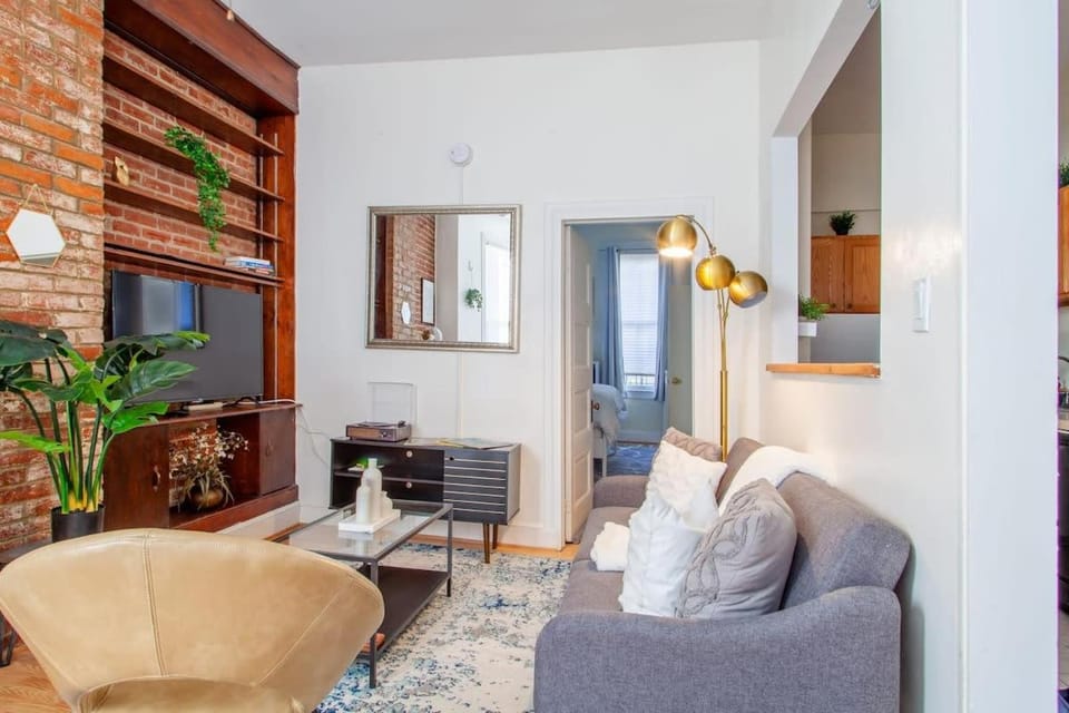 Classy 1-BR Flat Nestled Between Dupont & Logan Apartment in Arlington
