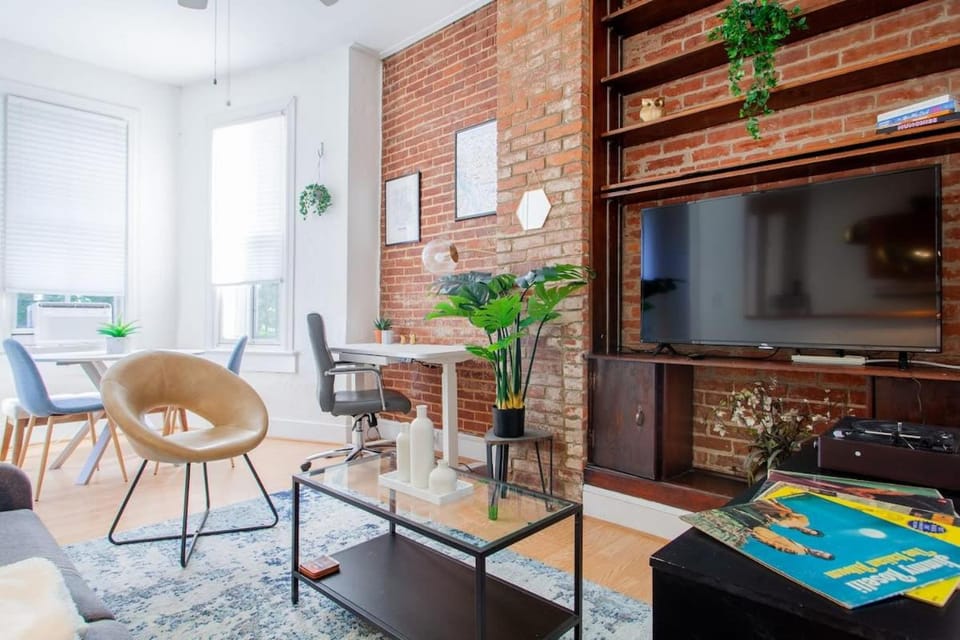 Classy 1-BR Flat Nestled Between Dupont & Logan Apartment in Arlington