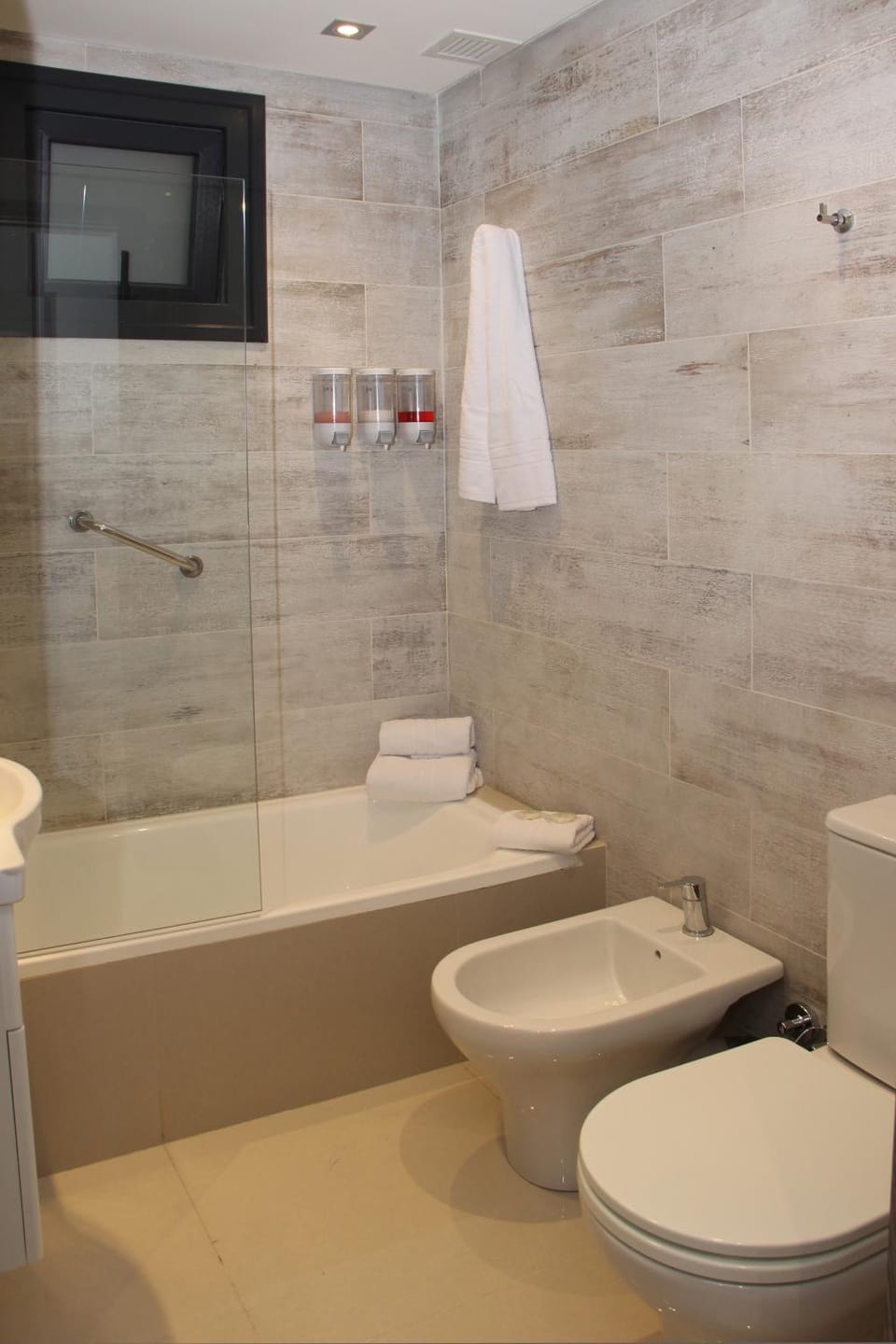 Bathroom, Bath, bidet, towels