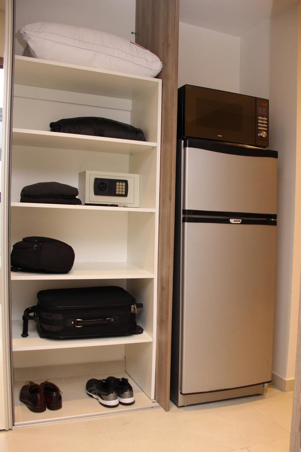 Kitchen or kitchenette, oven, wardrobe