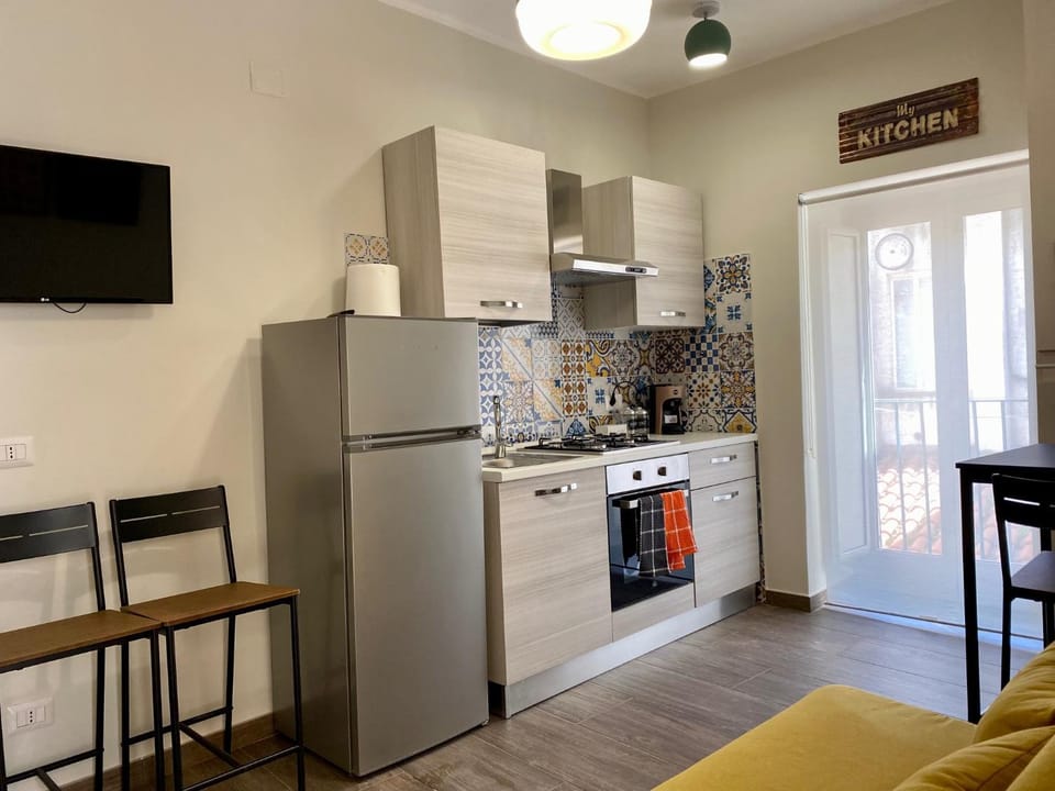 TV and multimedia, Kitchen or kitchenette, Dining area, oven, stove