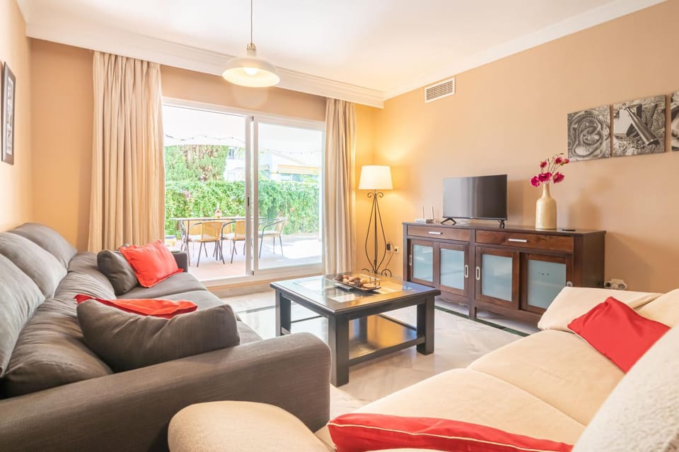 TV and multimedia, Living room, Seating area, Dining area