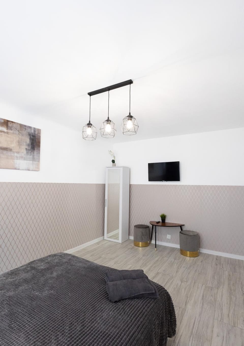 Bed, TV and multimedia, Photo of the whole room, Bedroom