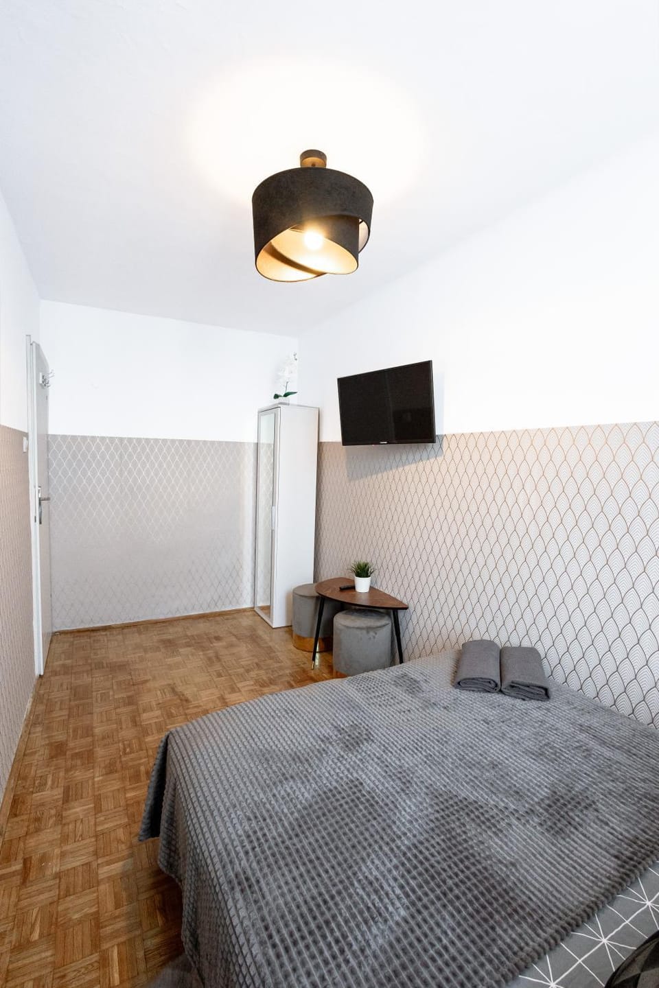 Bed, TV and multimedia, Photo of the whole room, Bedroom