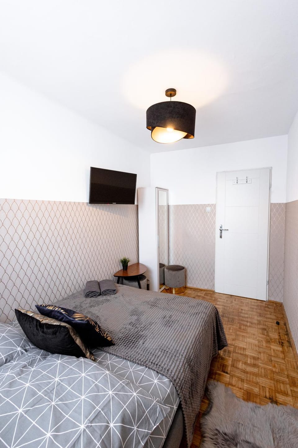 Bed, TV and multimedia, Photo of the whole room, Bedroom