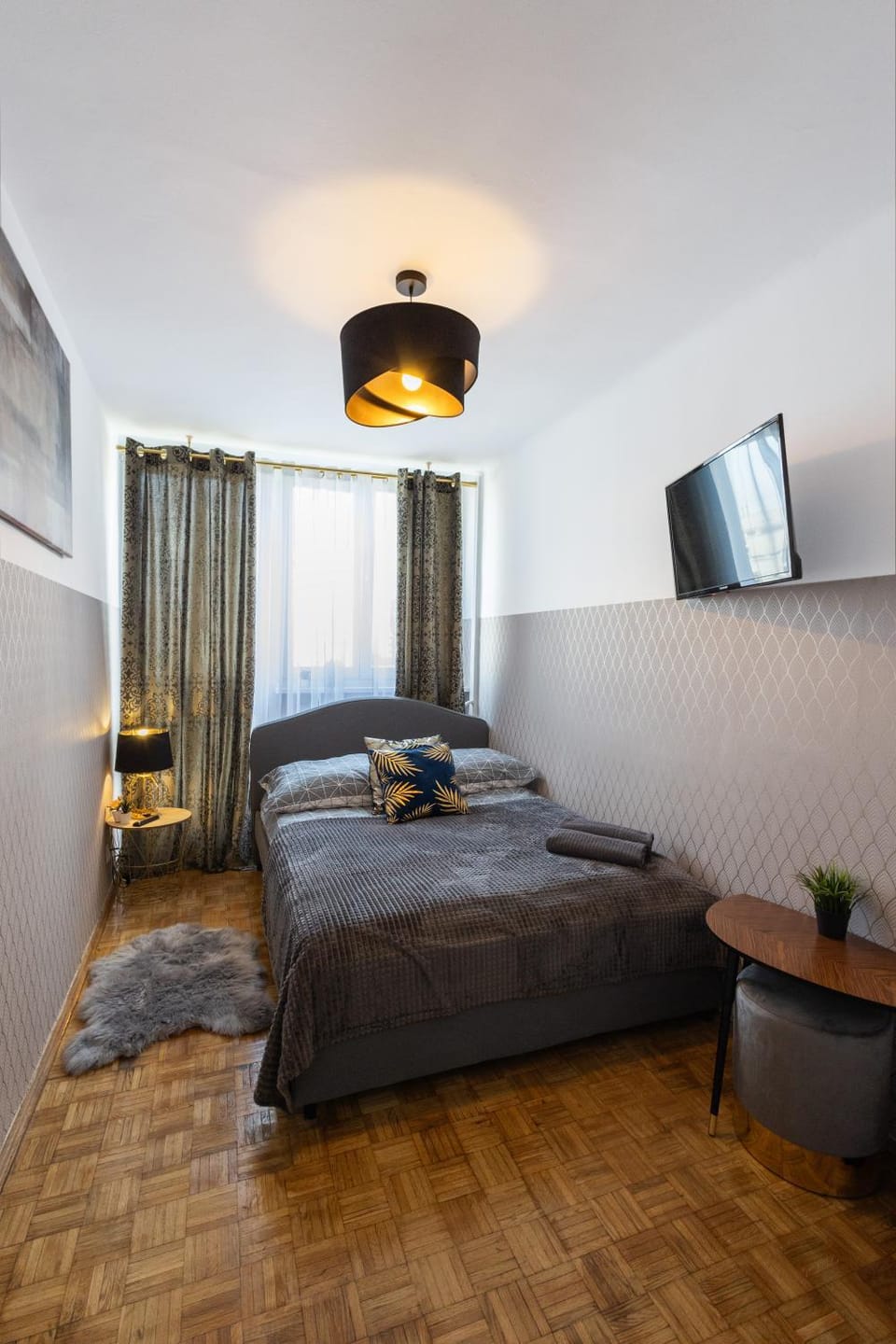 Bed, TV and multimedia, Photo of the whole room, Bedroom, towels