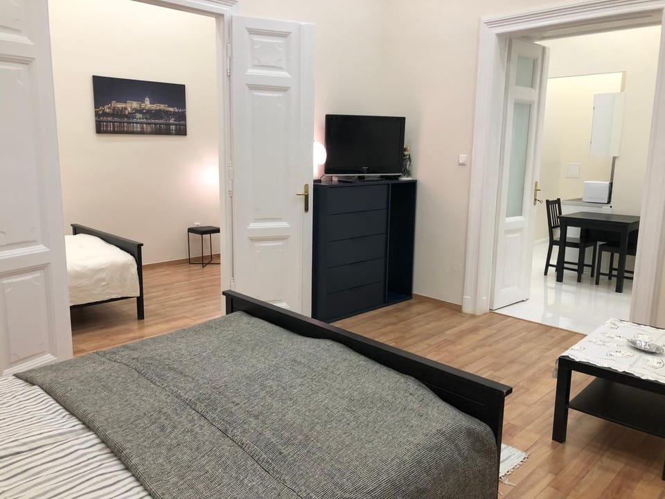 Bed, TV and multimedia, Living room, Photo of the whole room, Dining area, Evening entertainment, Bedroom, minibar