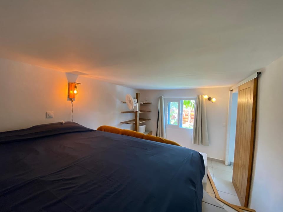 Photo of the whole room, Bedroom