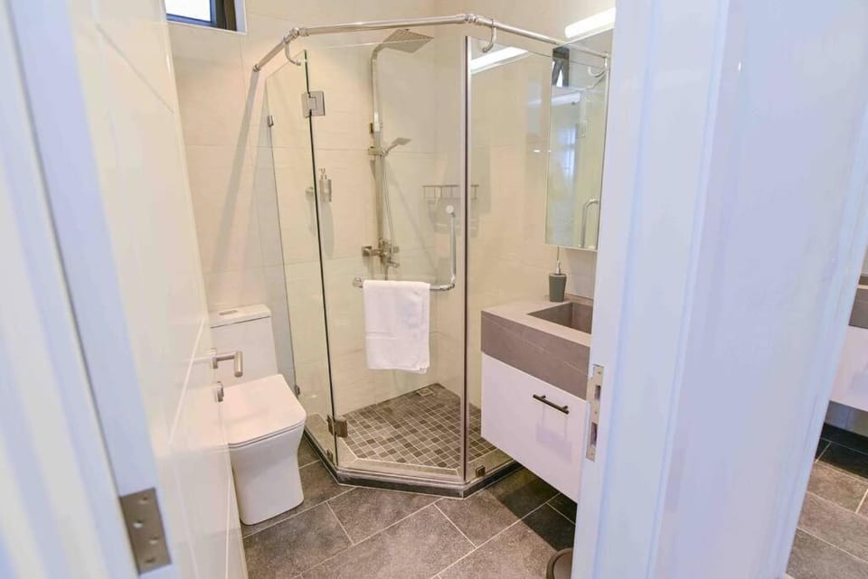 Shower, Toilet, Bathroom, towels