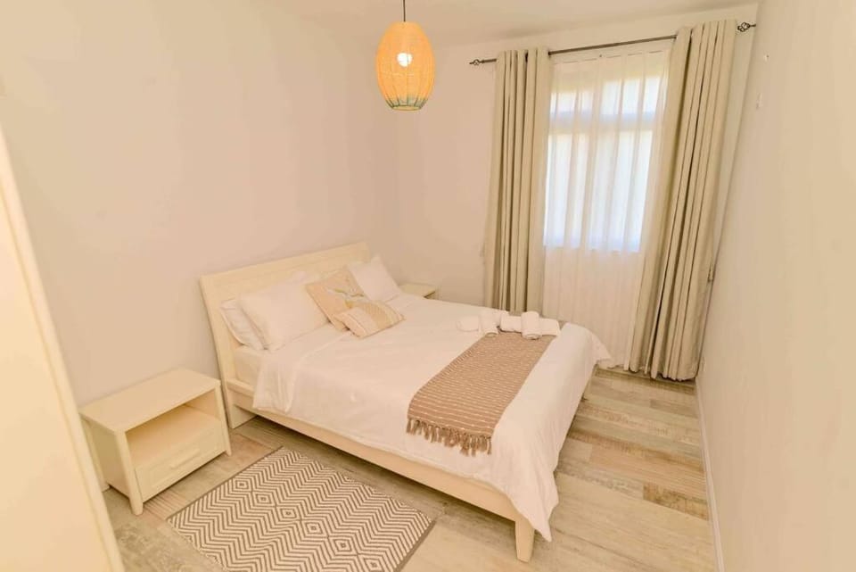 Bed, Photo of the whole room, towels