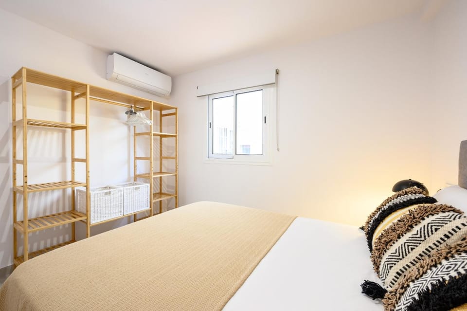 Bed, Photo of the whole room, Bedroom, hair dresser, internet, air conditioner