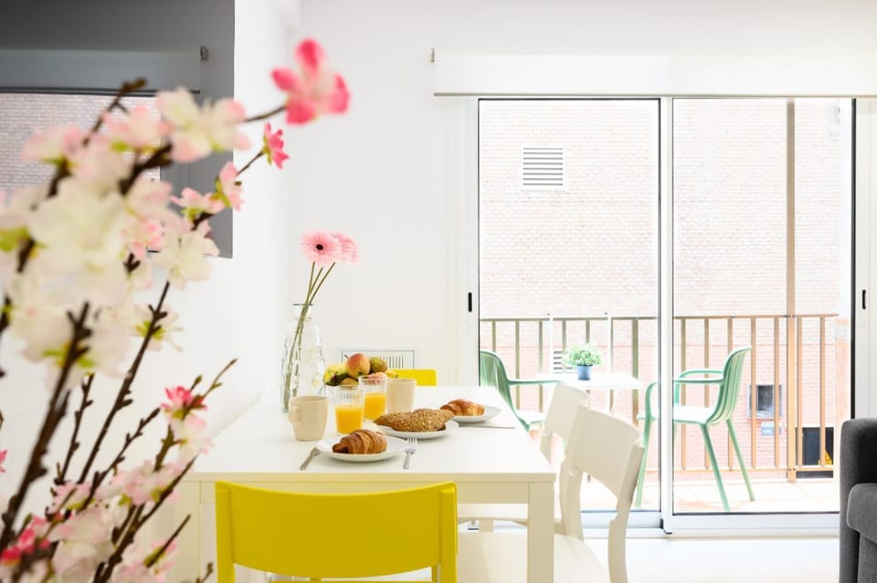 View (from property/room), Balcony/Terrace, Living room, Food and drinks, Seating area, Dining area, Food, Breakfast, locker, air conditioner